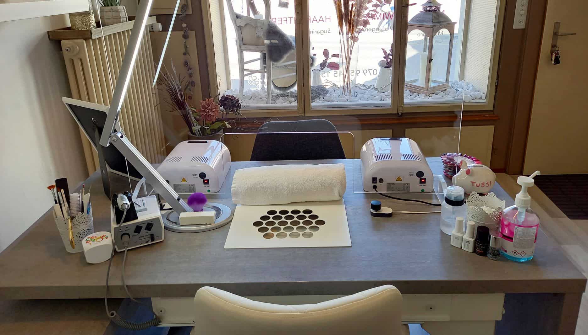 Absaugung A400 eingebaut in einen Tisch. Video von Frau Bratschi