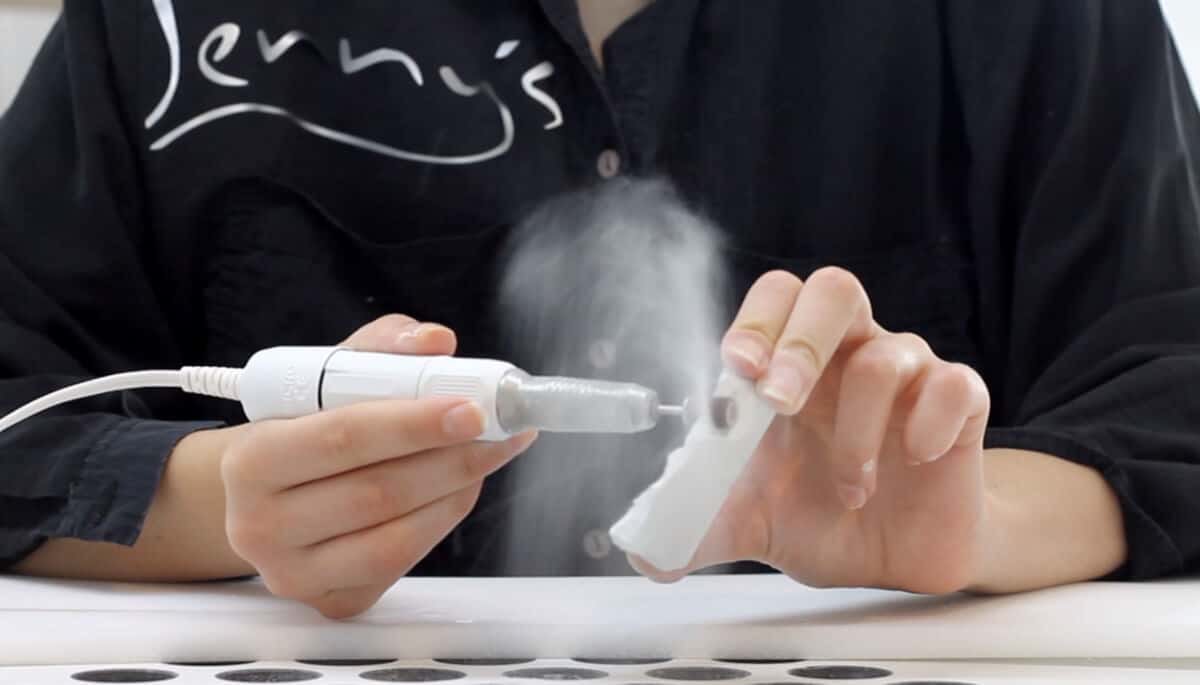 Jennyswiss al lavoro, ovviamente utilizzando uno dei nostri tavoli per manicure