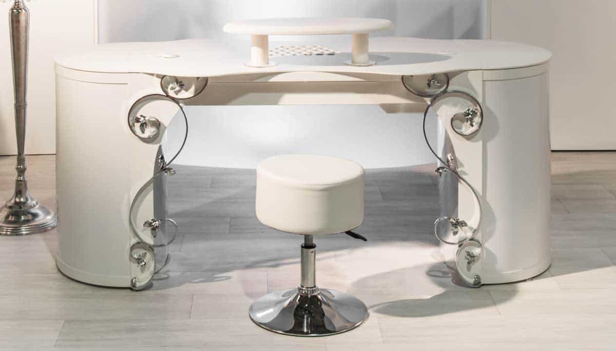 Table d'ongleries OptiTisch avec carénage de table baroques A et repose-mains avec aspiration pour studios de manucure