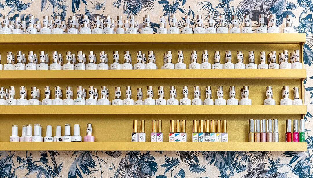 Nagellackregal mit LED