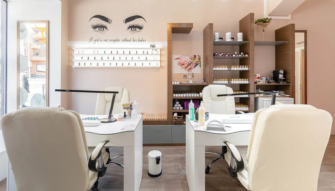 Kundenfoto: Nageltisch FantasTisch bei Smiling Nails & Lashes