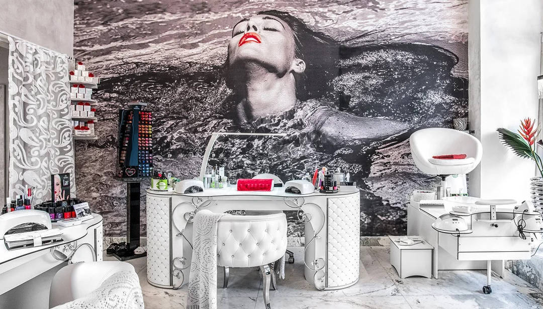 RomanTisch with equipment