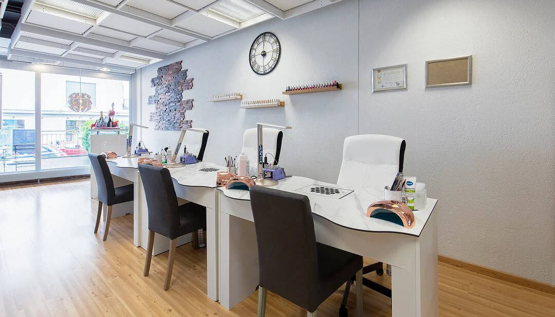 Kundenfoto: Nageltisch FantasTisch mit Marmor-Tischplatte bei Flamingo Nails