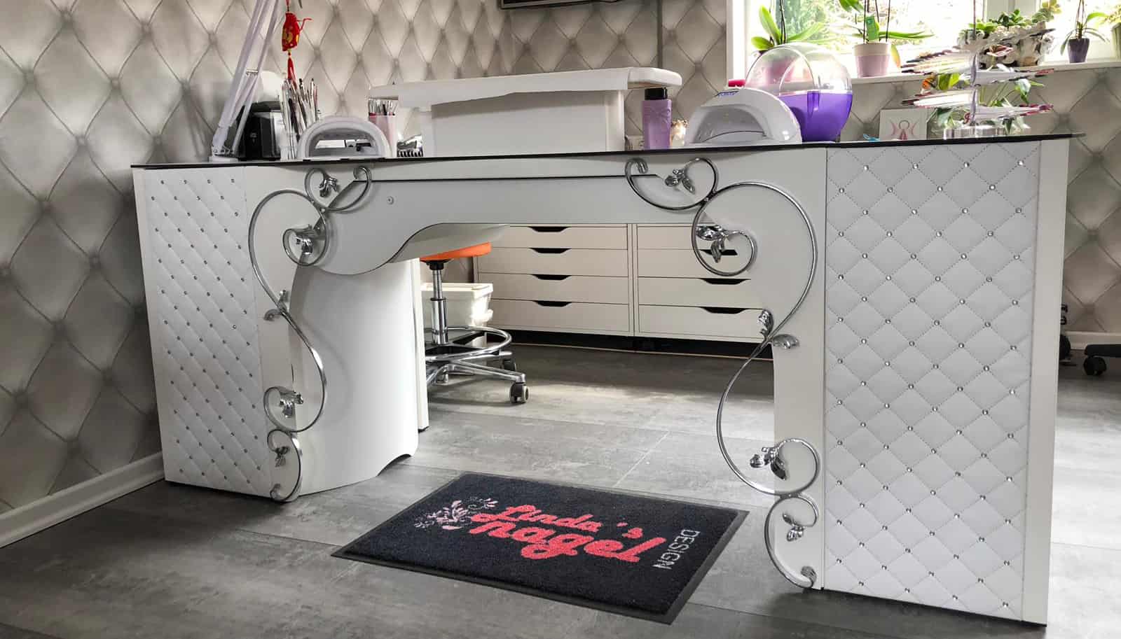 Nageltisch RomanTisch erweitert mit Anbauschränken eckig und mit Frontblenden Barock und Nieten