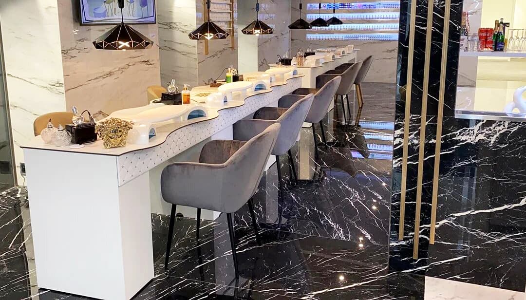 Nageltisch FantasTisch mit Front Nieten und Leder