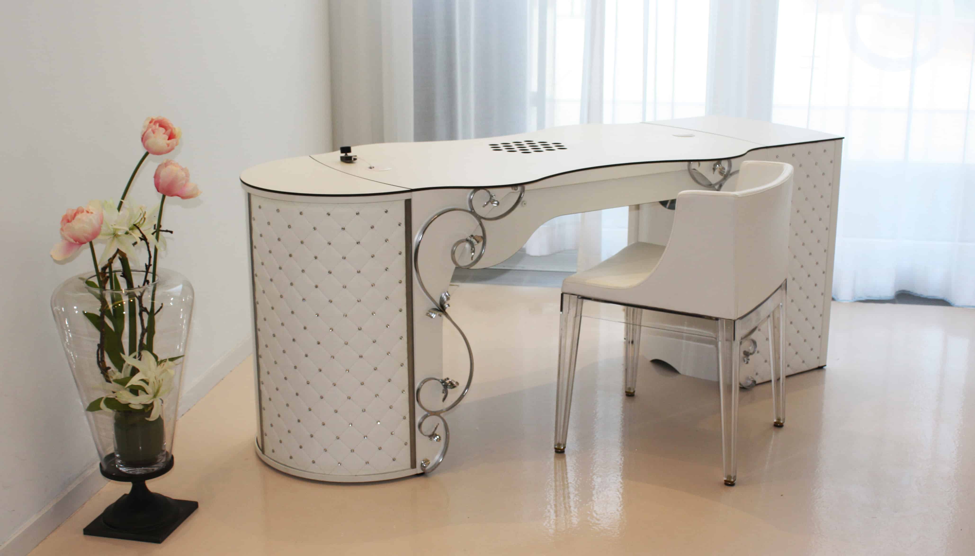 Nageltisch RomanTisch erweitert mit Anbauschränken rund & eckig und Frontblenden Nieten und Barock