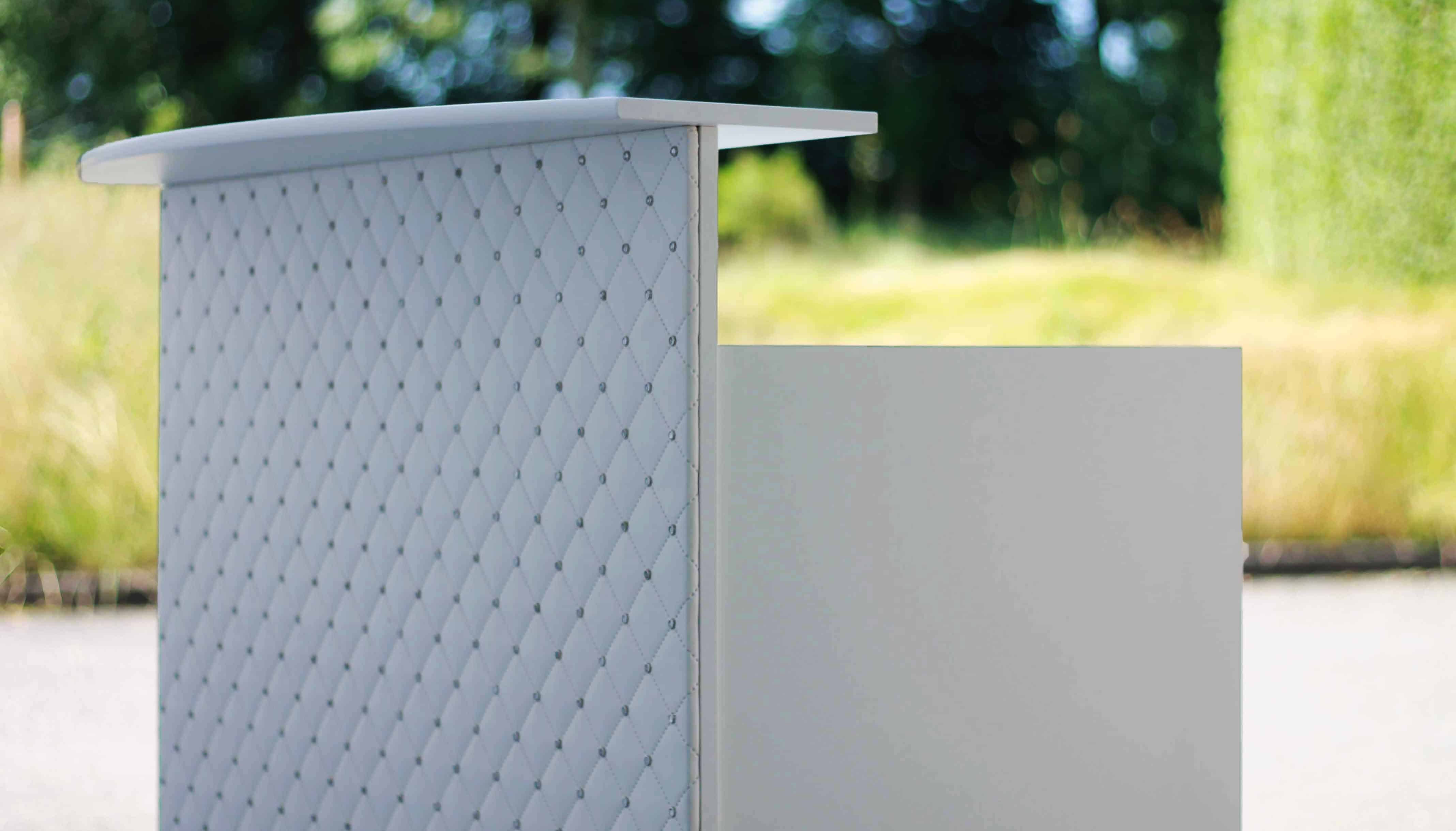 Theke Univers mit Nieten Front