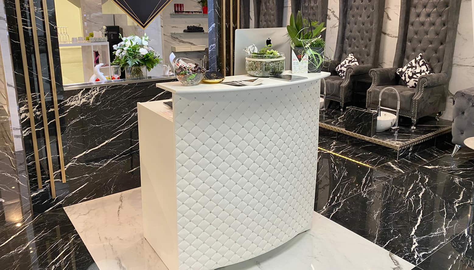 Theke Univers mit Nieten Front