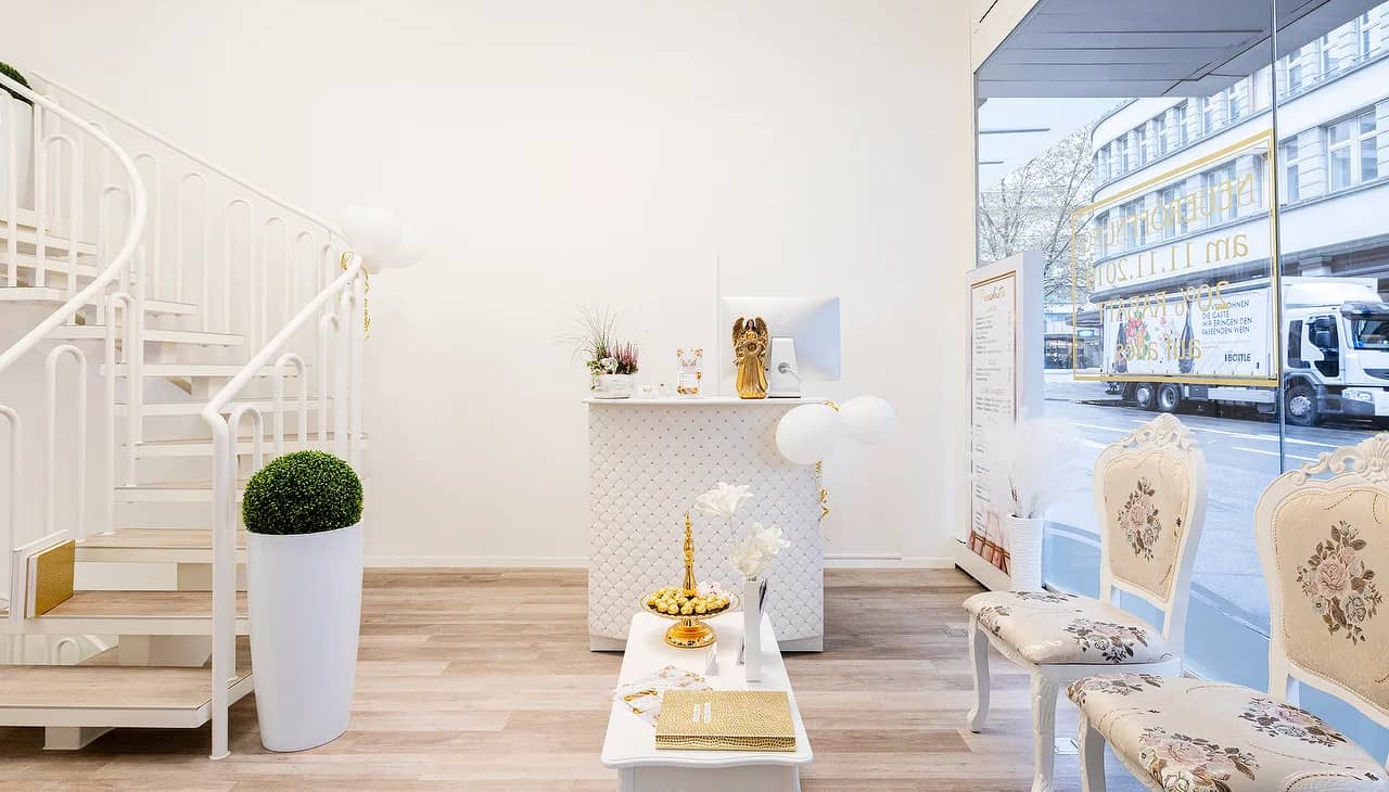 Theke Univers mit Nieten Front