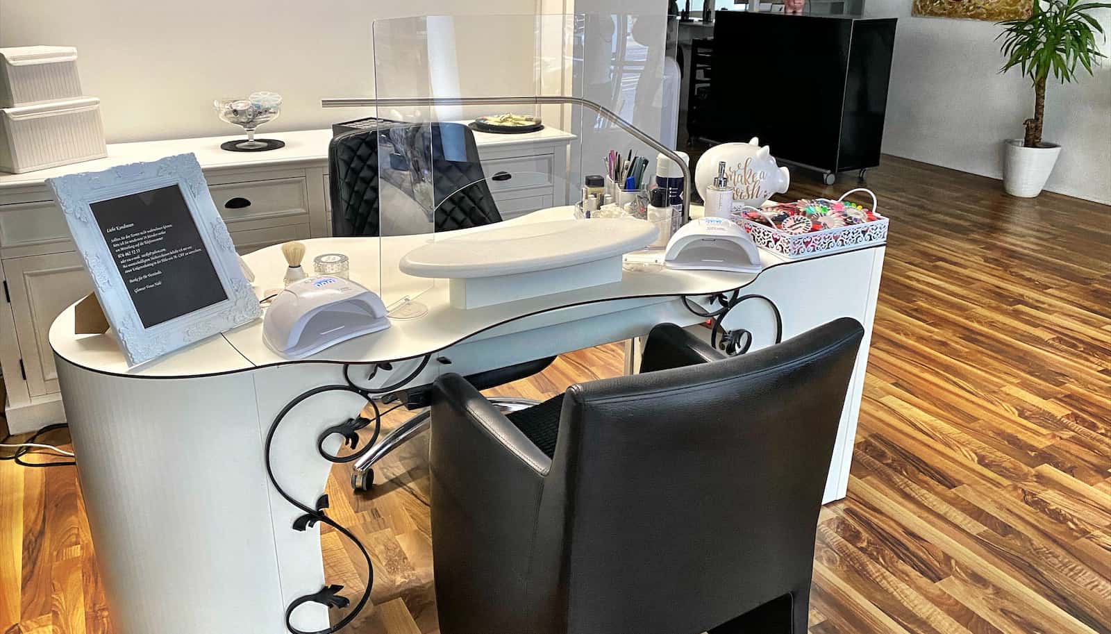 Nageltisch RomanTisch bei Glamour Venus Nails