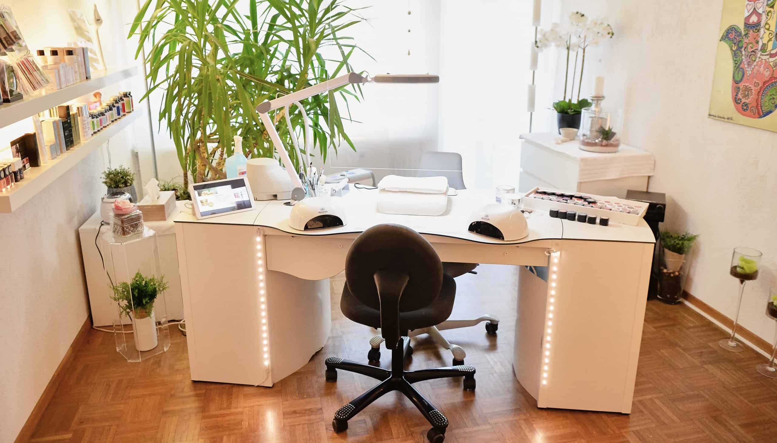 Table manucure avec aspiration pour salon d'onglerie