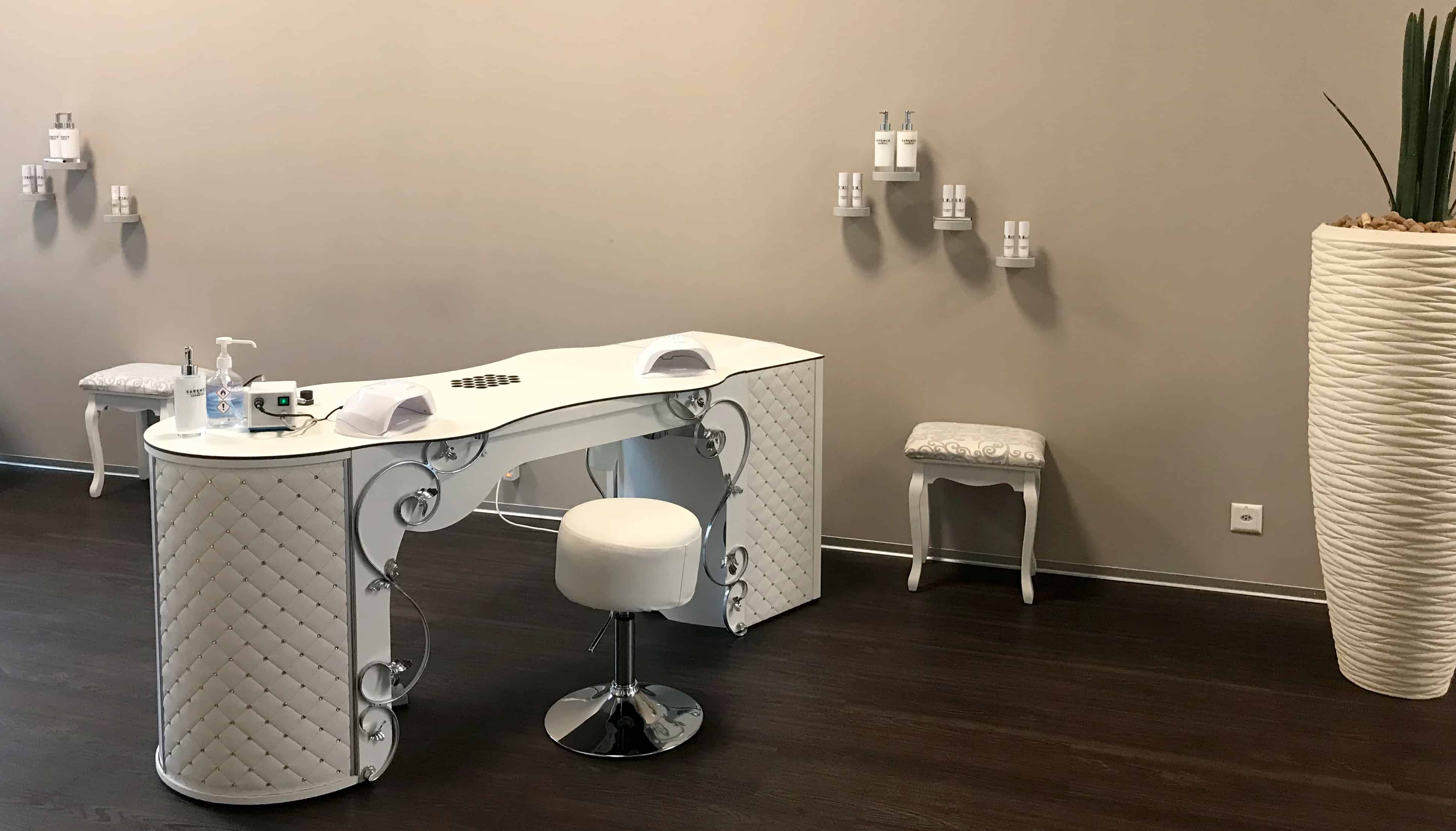 Table manucure avec aspiration pour salon d'onglerie Morf