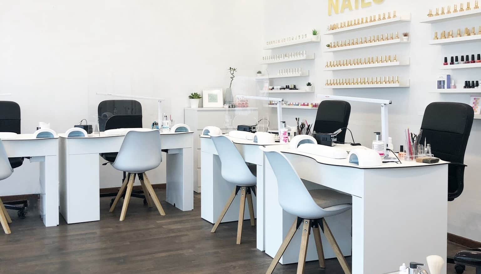 Table manucure avec aspiration pour salon d'onglerie