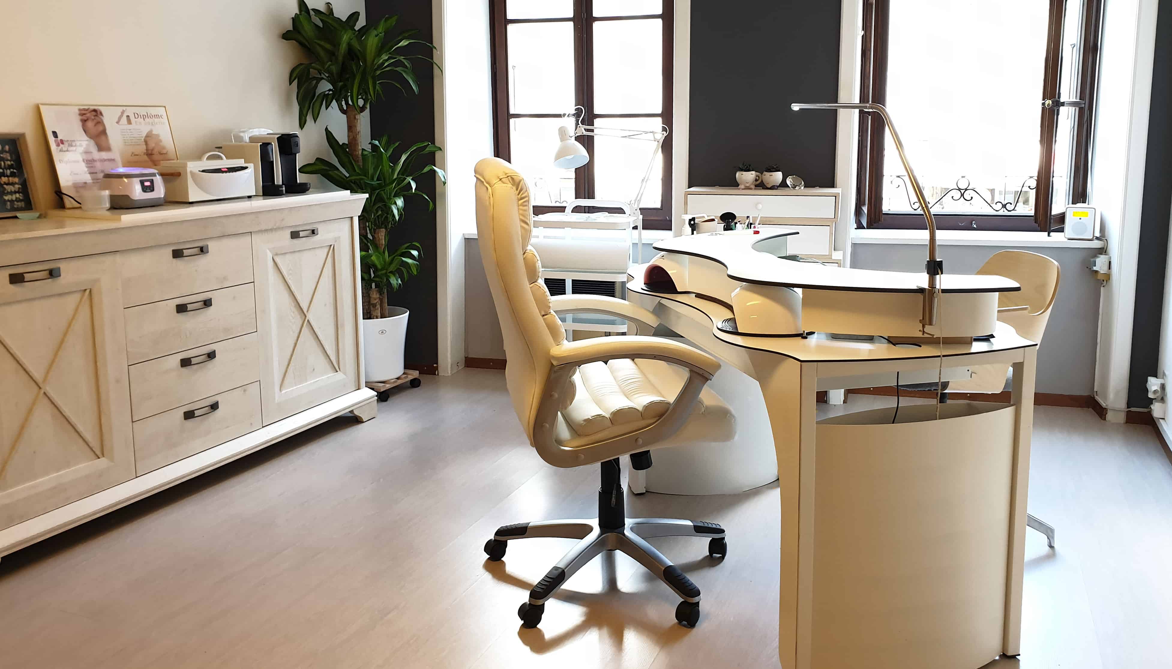 Table manucure avec aspiration pour salon d'onglerie