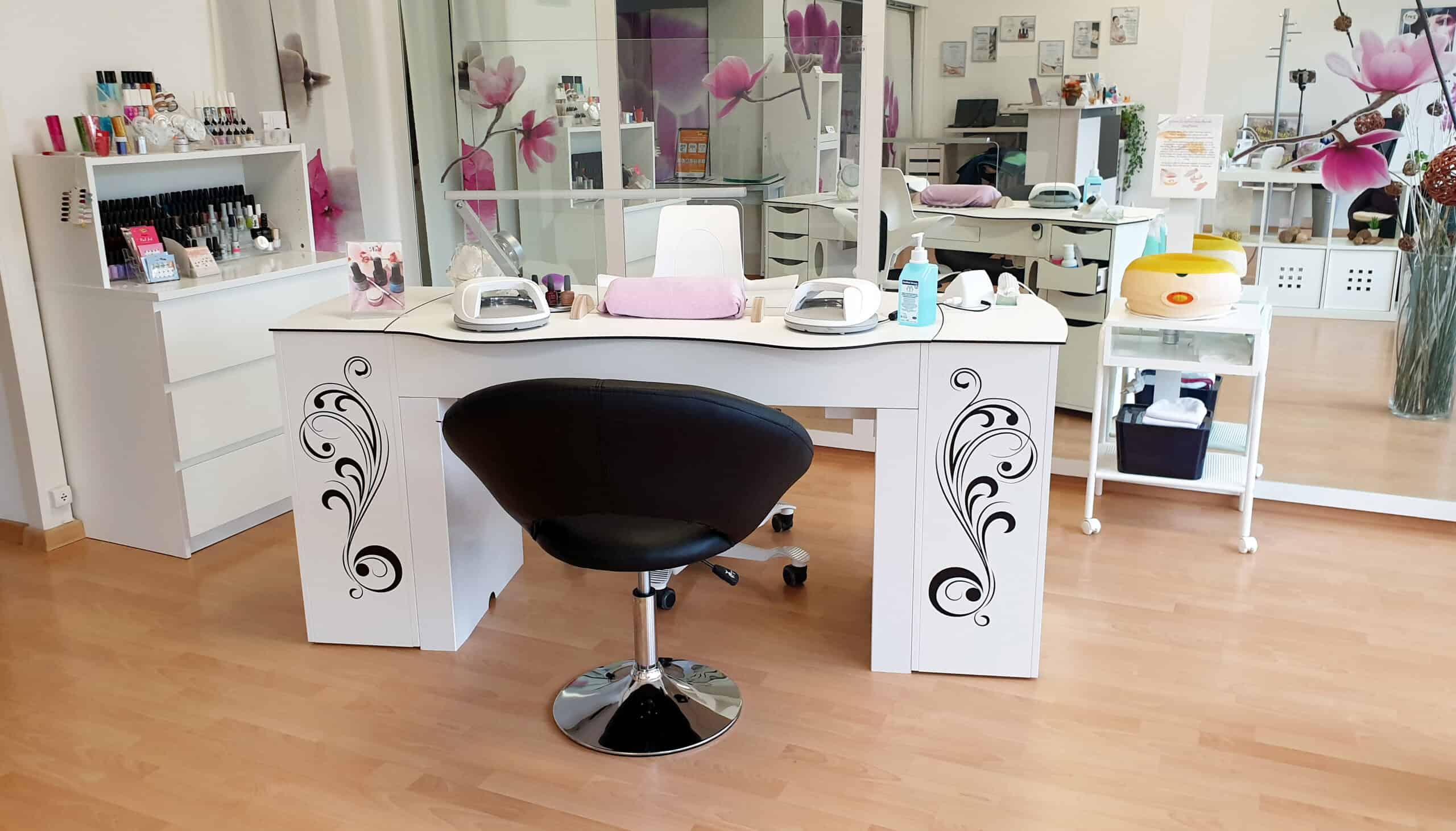 Nageltisch mit Absaugung bei Frau Lüscher