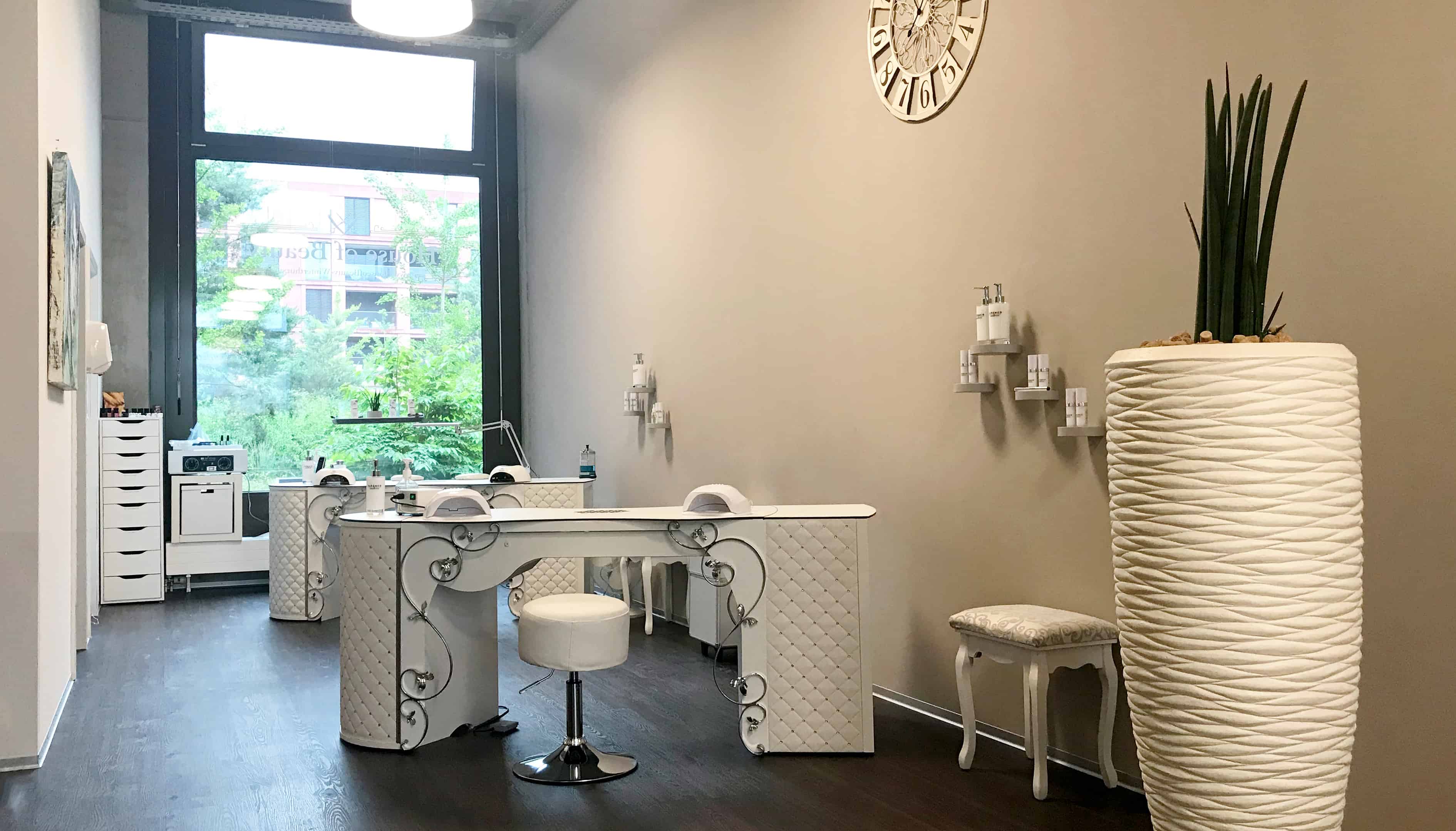 Table manucure avec aspiration pour salon d'onglerie Morf