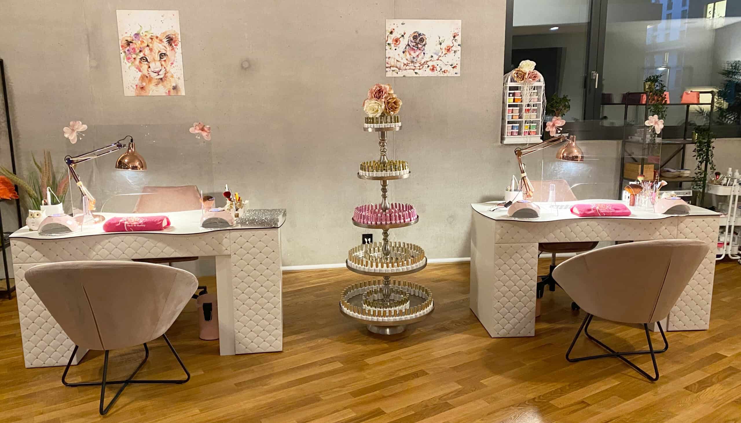 Table manucure avec aspiration pour salon d'onglerie Rose Nails