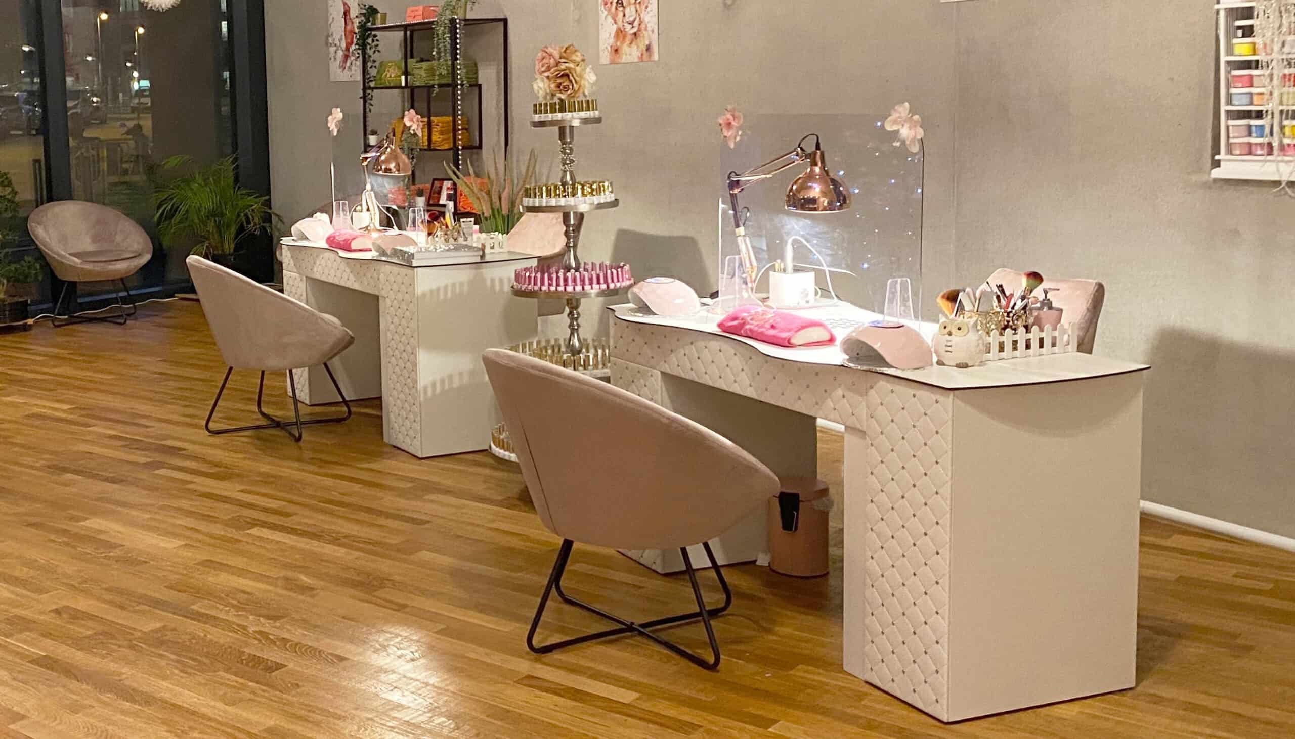 Table manucure avec aspiration pour salon d'onglerie Rose Nails