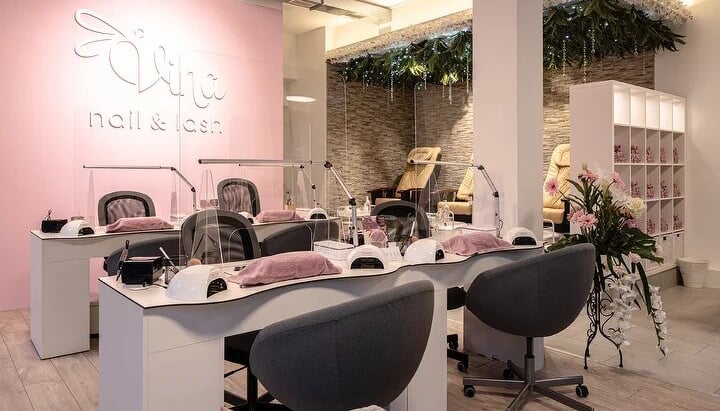 Table manucure avec aspiration pour salon d'onglerie Vina Nail & Lash