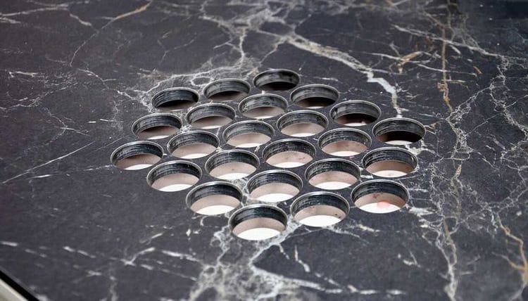 Table manucure avec aspiration pour salon d'onglerie Uniquenails