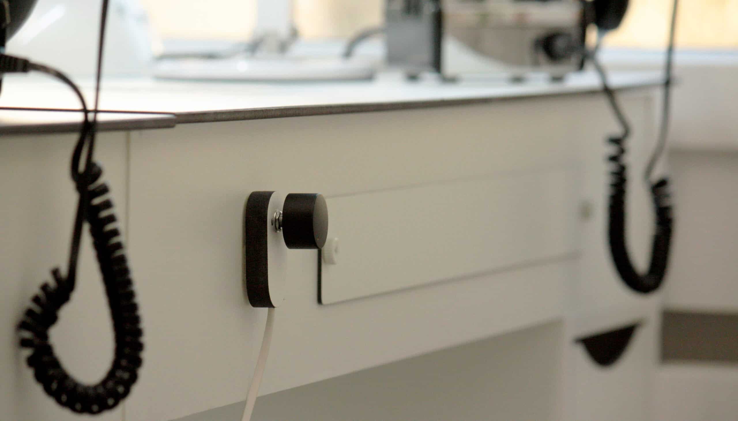 Table manucure avec aspiration pour salon d'onglerie