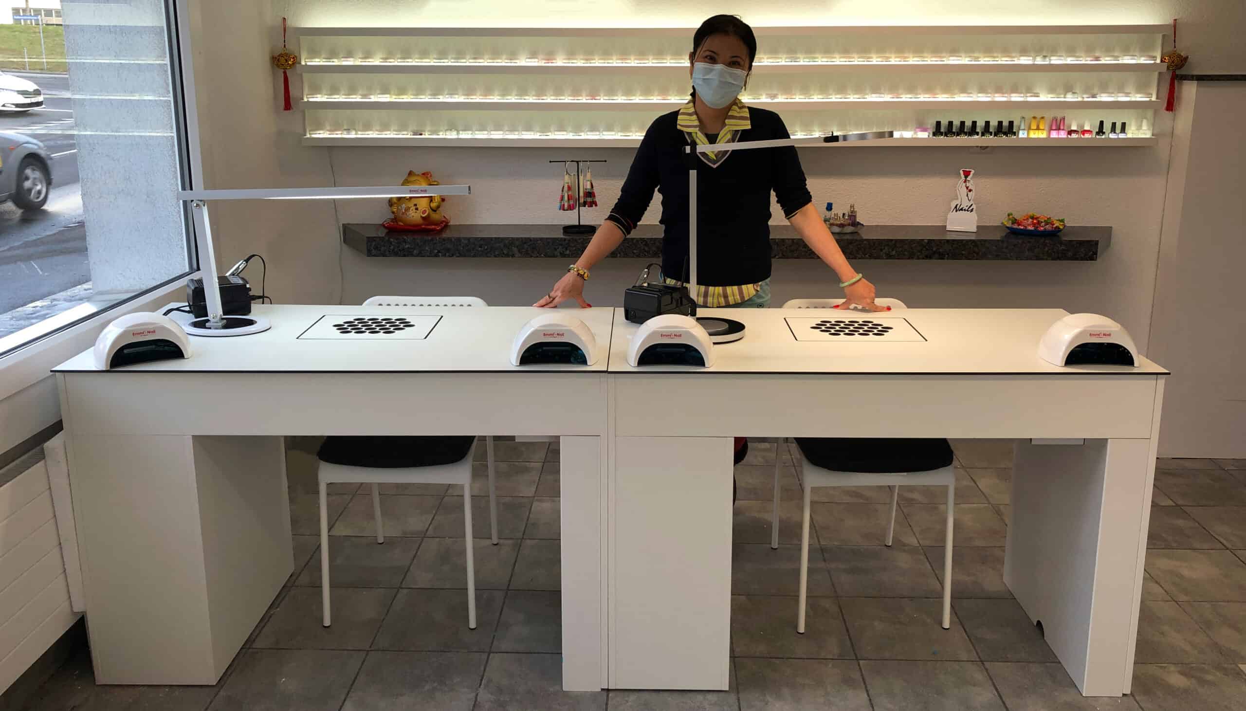 Table manucure avec aspiration pour salon d'onglerie Milly Nails