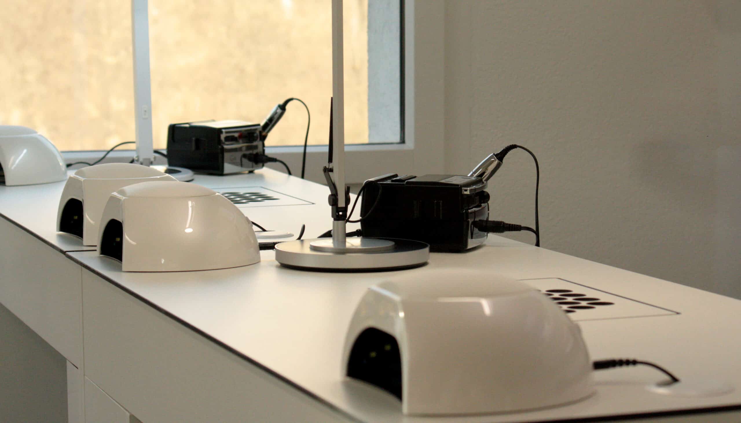 Table manucure avec aspiration pour salon d'onglerie