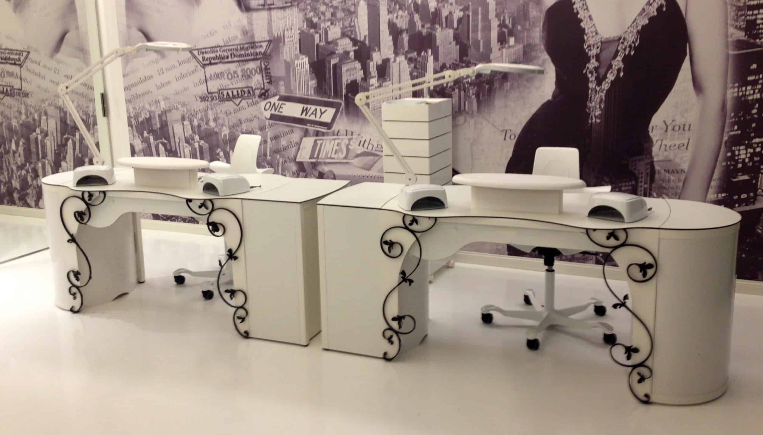 Table manucure avec aspiration pour salon d'onglerie