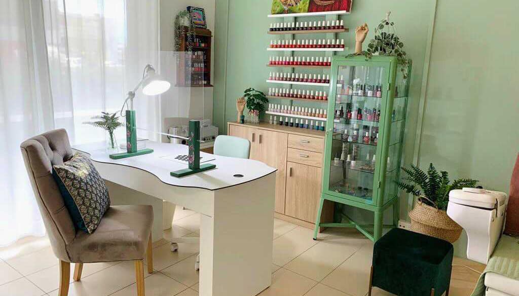 Table manucure avec aspiration pour salon d'onglerie