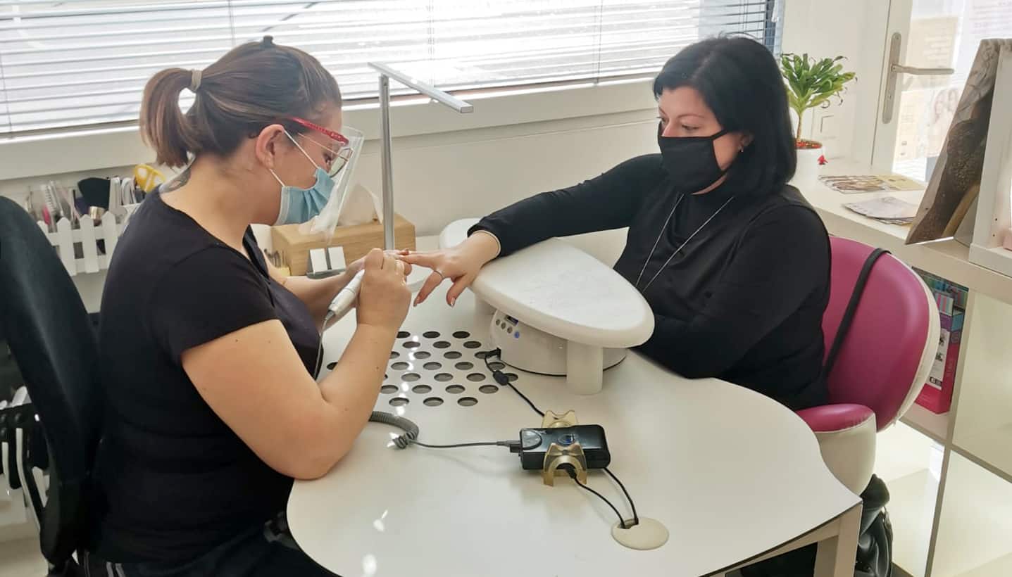 Table manucure avec aspiration pour salon d'onglerie Prisca Rizzi