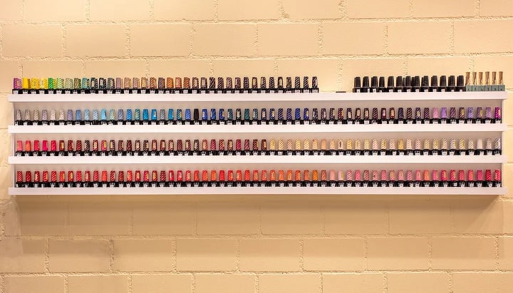 Nagellackregal Horizontal (Beleuchtung ausgeschaltet)