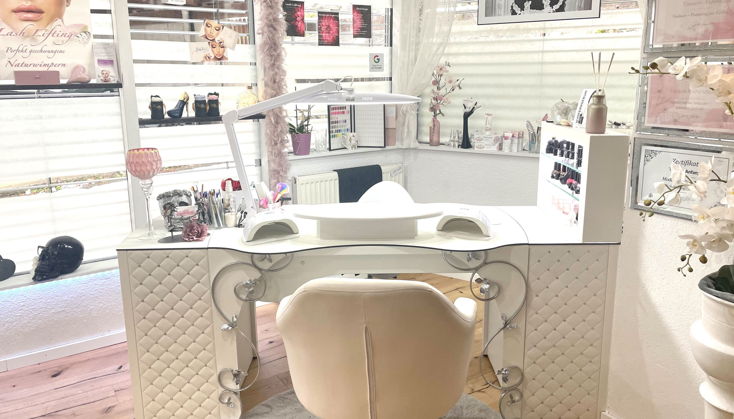 Nageltisch RomanTisch bei Nails und Lashes with Love