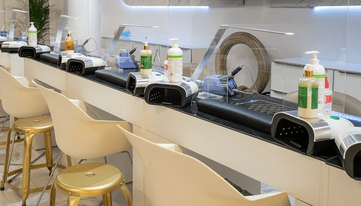 Nageltisch FantasTisch mit rechteckiger Marmor Tischplatte