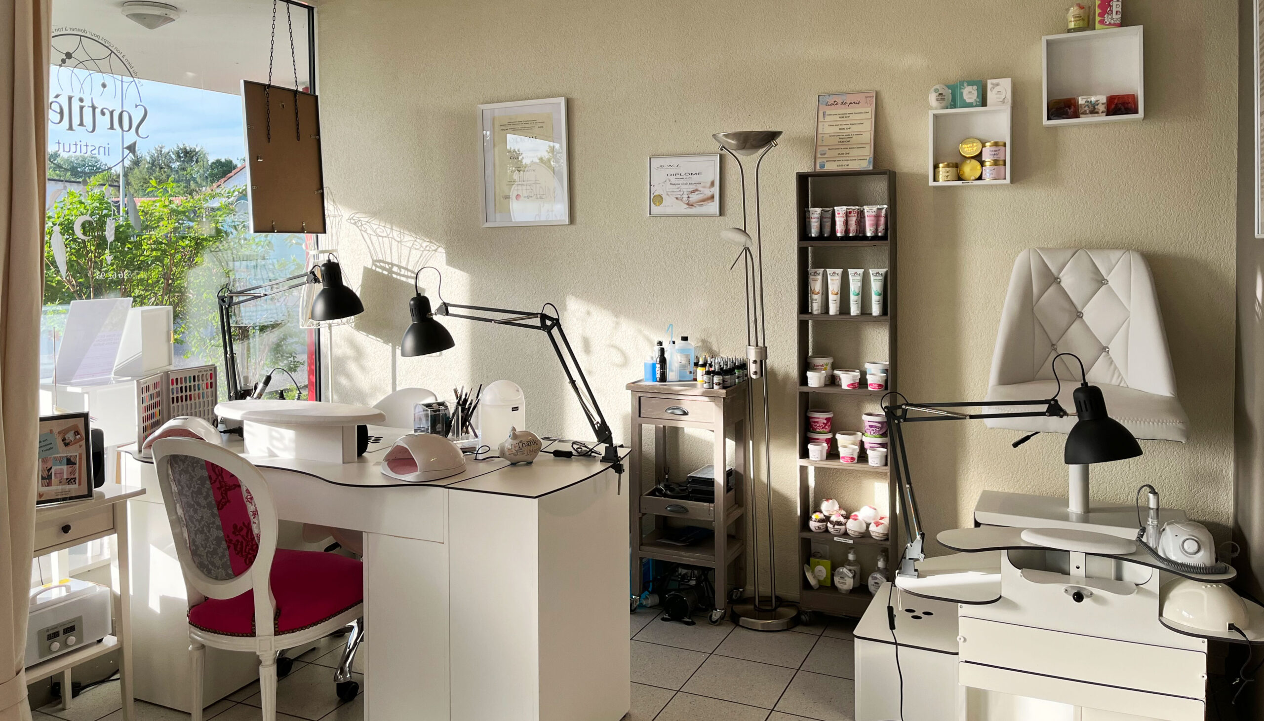 Nageletisch FantasTisch und Fusspflegestuhl bei sortilege.institut