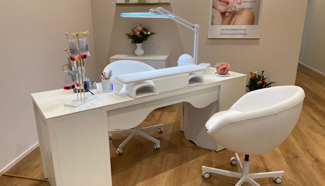 Nageltisch RomanTisch (Tischplatte Sonderanfertigung nach Kundenwunsch)