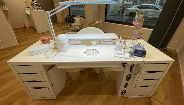 Nageltisch RomanTisch (Tischplatte Sonderanfertigung nach Kundenwunsch)