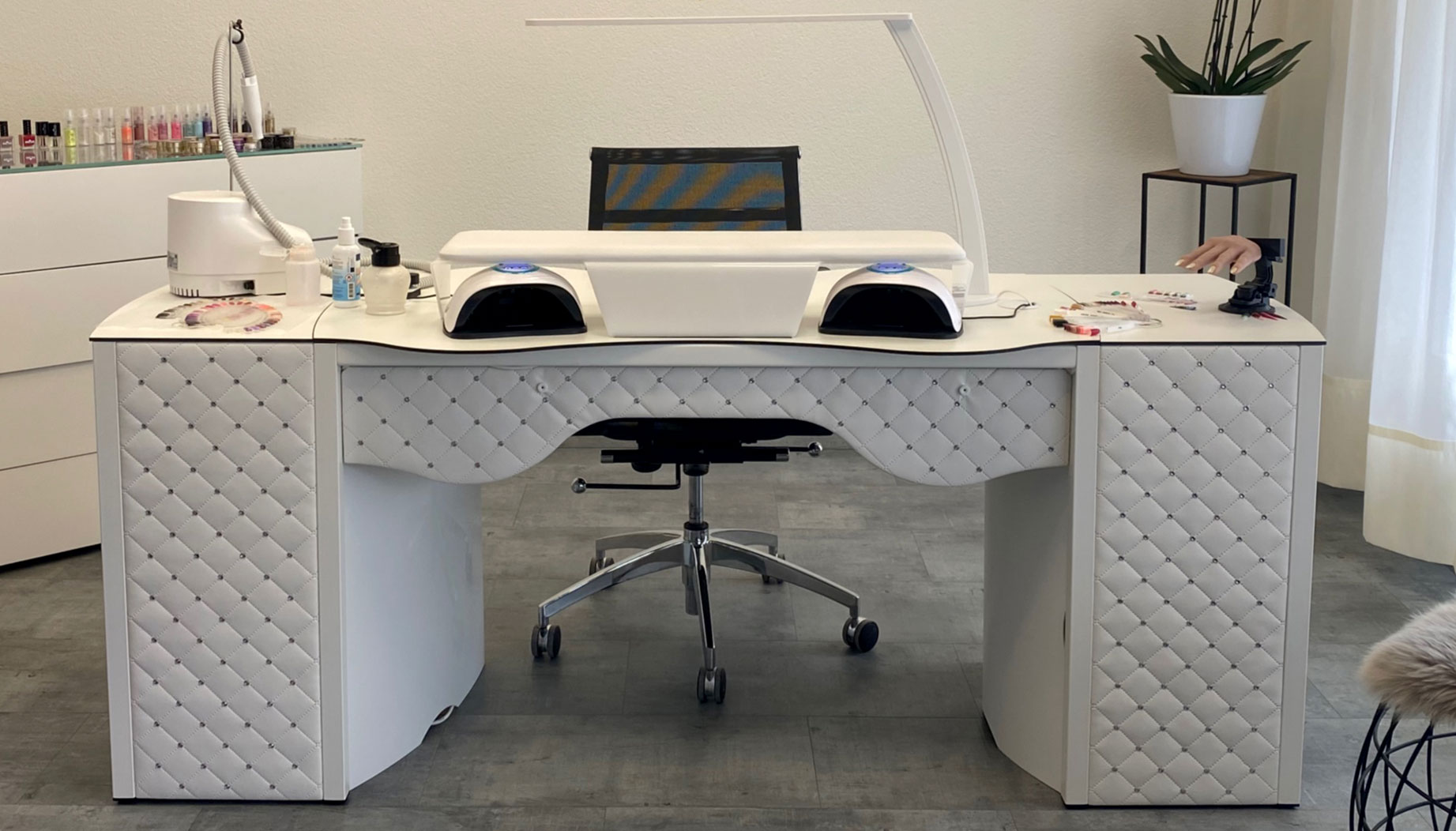 Nageltisch RomanTisch mit Handaulfage Acrylglas und Lampe. Kundenfoto von Cindyrella Nails