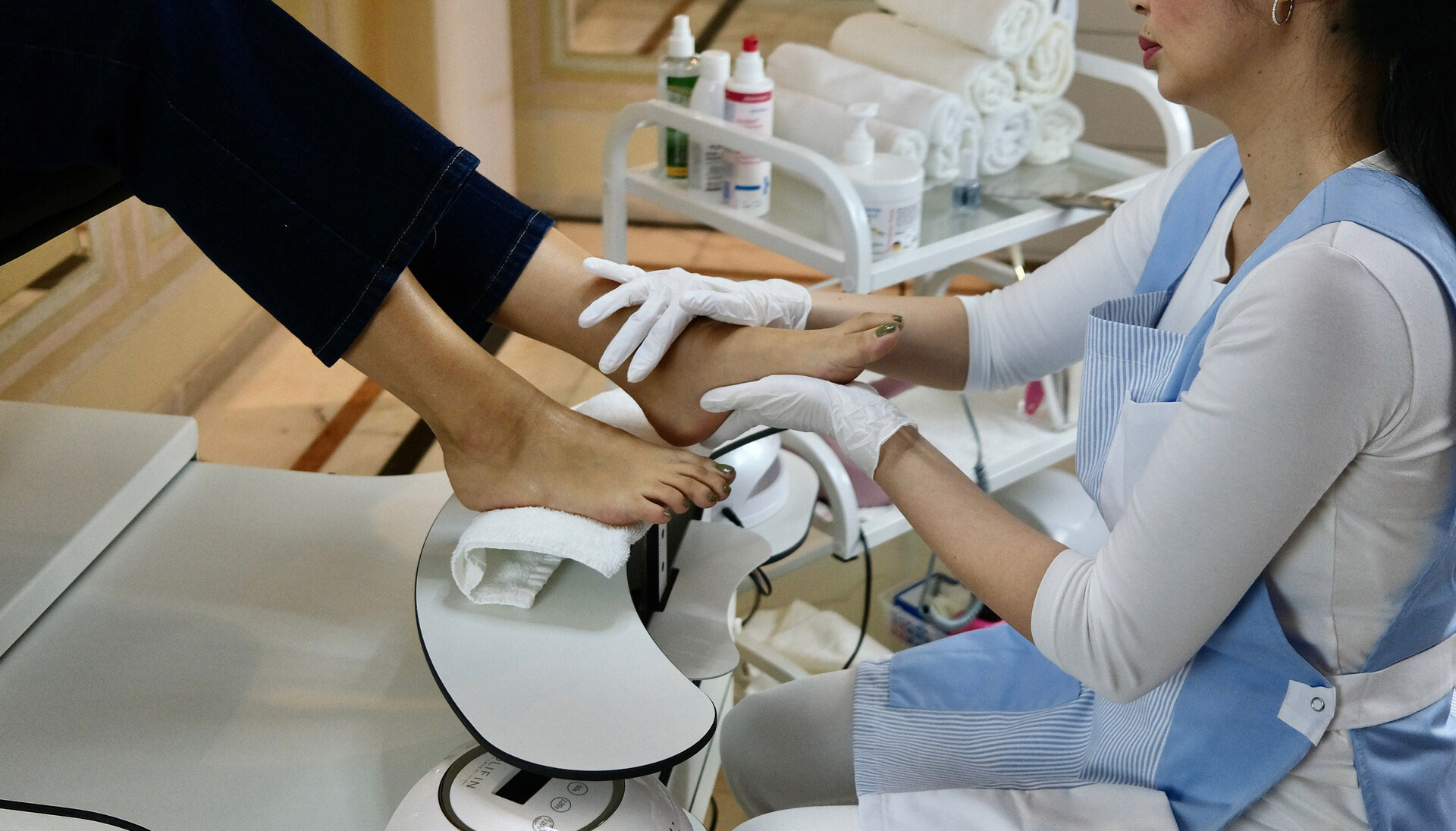 Fusspflegestuhl mit Absaugung, Foto von Phuc