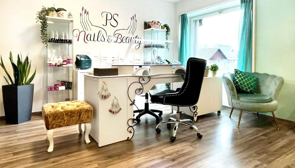Nageltisch RomanTisch mit Barock Schwarz, Handauflage Space und Arbeitsleuchte, Foto von PS Nails & Beauty