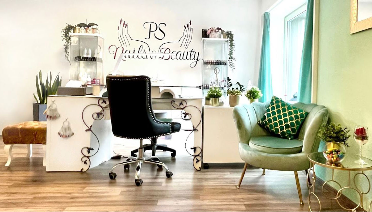 Nageltisch RomanTisch mit Barock Schwarz, Handauflage Space und Arbeitsleuchte, Foto von PS Nails & Beauty