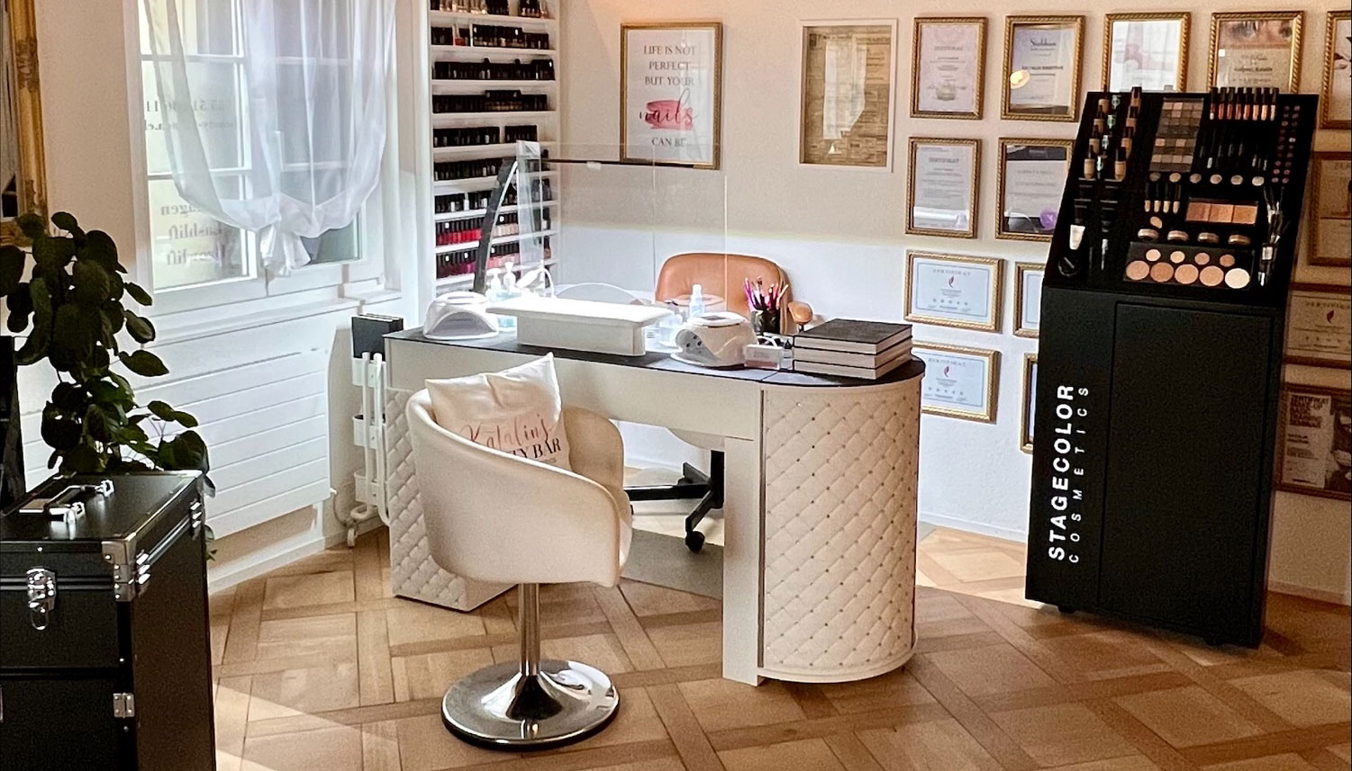 FantasTisch mit Schrank eckig und halbrund. Verblendung.