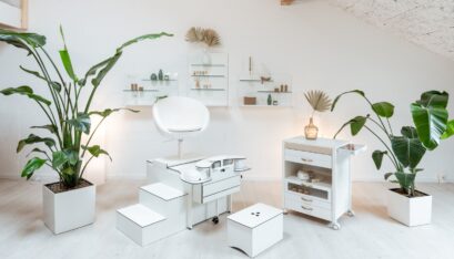 JennySwiss_300dpi_09 Studioeinrichtung mit Fusskosmetikeinheit, Rollwagen Compact und Aufsteller 3er Set.