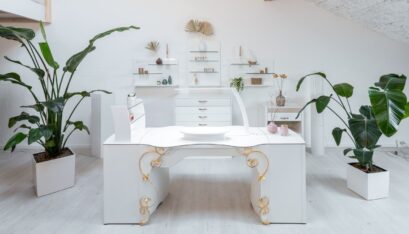 JennySwiss_300dpi_26 Studioeinrichtung mit RomanTisch inklusive Barockblenden, Rollwagen, Sideboard und 3er Set Aufsteller